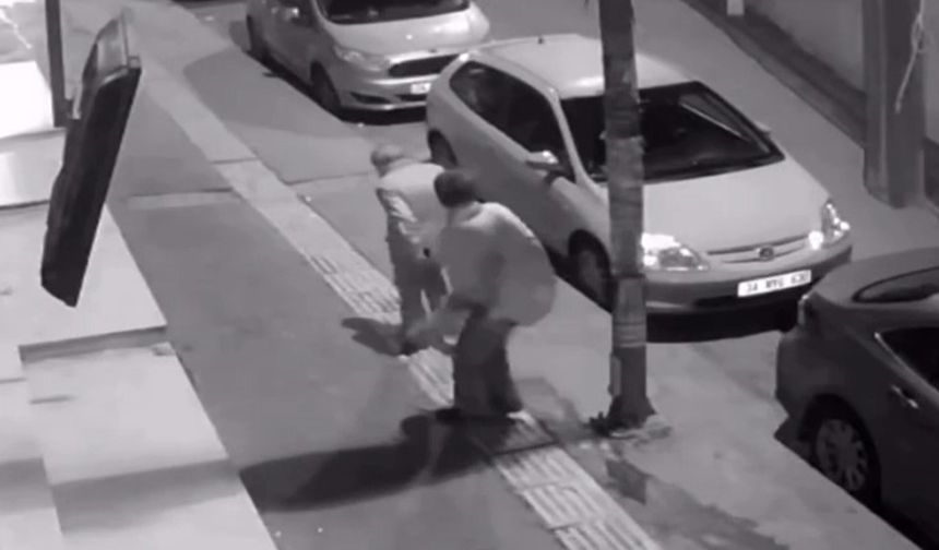 Şok görüntüler! Alkollü kadın yaşlı adamı öldüresiye dövdü