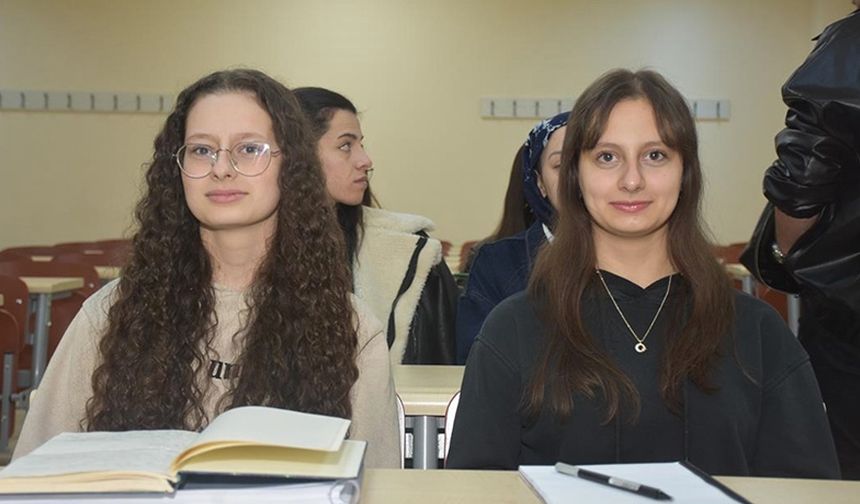İkiz kardeşlerin eğitim hayatı üniversitede de aynı sırada devam ediyor