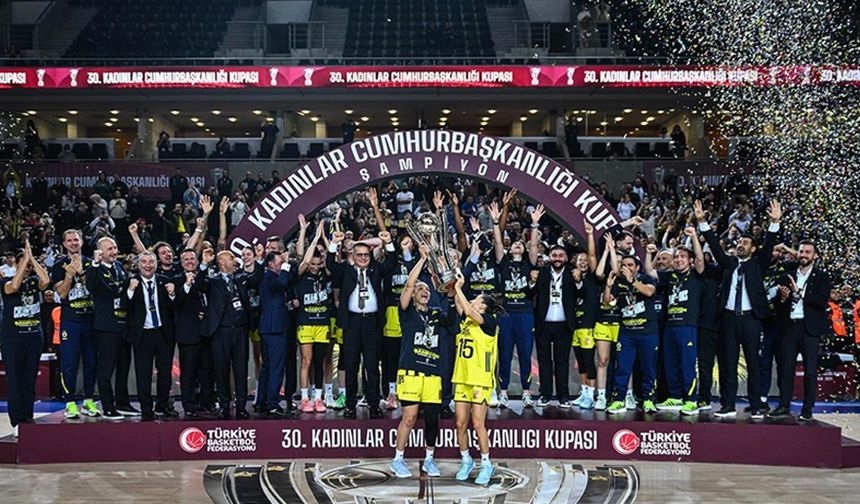 Cumhurbaşkanlığı Kupası'nı Fenerbahçe Opet müzesine götürdü