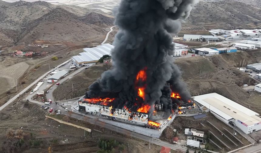 Kimya fabrikası kül oldu! Geride bıraktığı yıkım havadan görüntülendi
