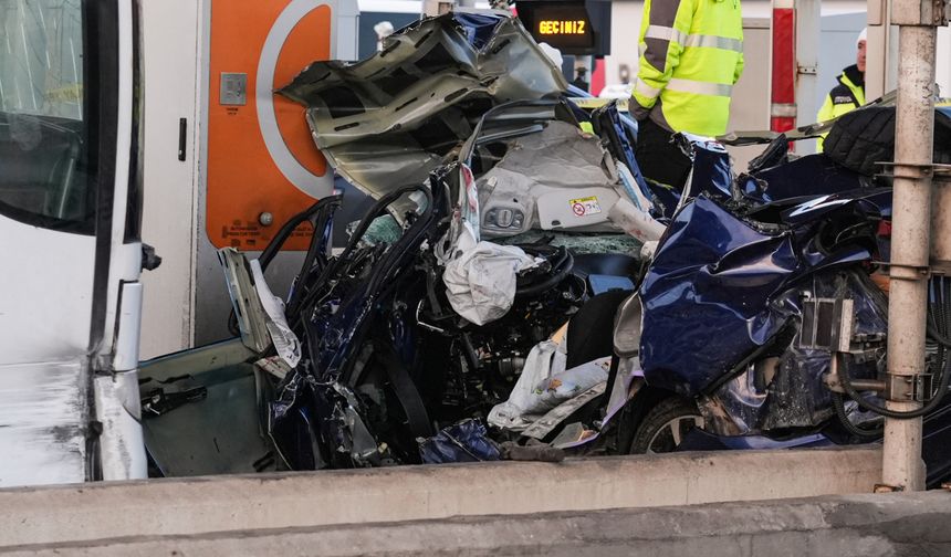 Otoyolda gişe faciası: Sıkışan otomobilin son hali ortaya çıktı