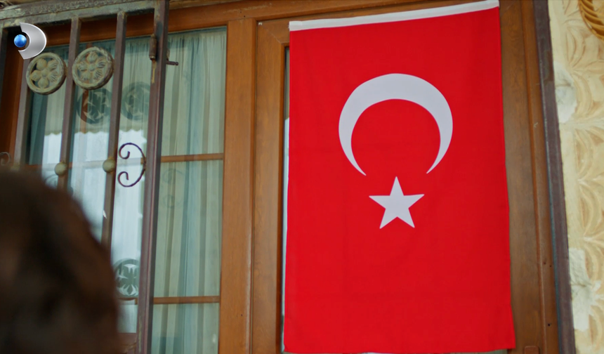 Uzak Şehir dizisinde bayrak sahnesi gündem oldu! Küçük Cihan’ın selamı sosyal medyayı duygulandırdı