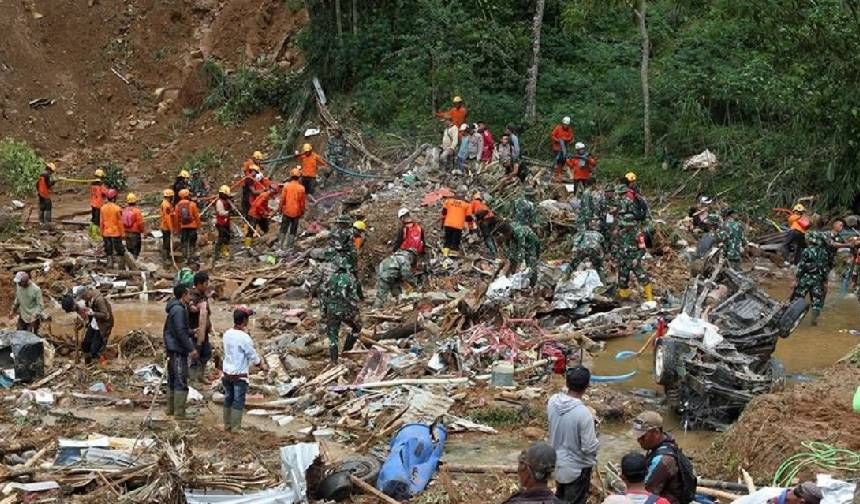 Endonezya’daki toprak kaymasında hayatını kaybedenlerin sayısı 25'e yükseldi