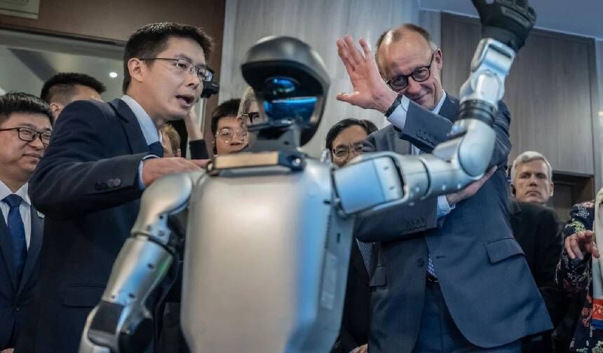 Alman Başbakana, Çin'de kung-fu yapan robotlarla gövde gösterisi