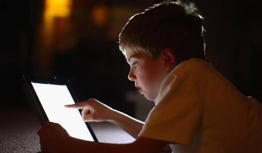 Bakanlıktan sosyal medyada yaş sınırı: Ebeveyn izni olsa bile hesap açamayacaklar