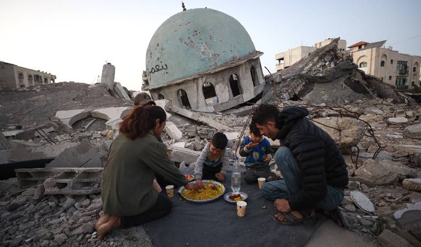 Enkazda iftar! Filistinliler yıkık caminin enkazında oruç açtı