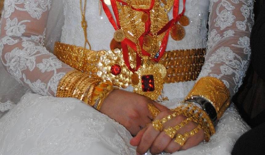 Düğününde altın takmayan akrabasına icra gönderdi!