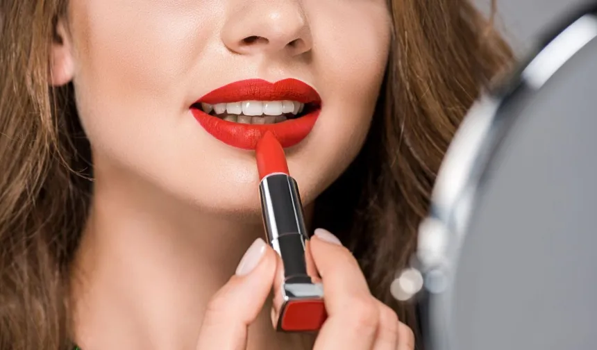 Oruçluyken ruj sürülür mü? Diyanet açıklık getirdi: Ruj sürmek orucu bozar mı?