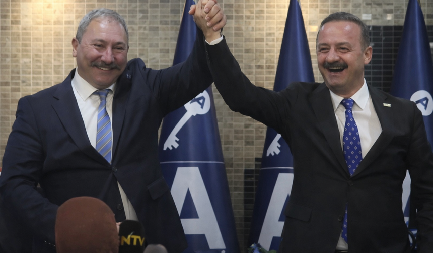 İYİ Parti’den ayrılmıştı: Mehmet Tolga Akalın Anahtar Parti’ye katıldı!