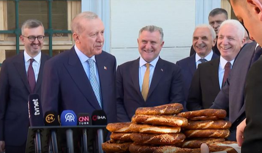 Erdoğan ile bayram namazı çıkışında gülümseten diyalog! 'İstanbul, Ankara, Rize simidi...'