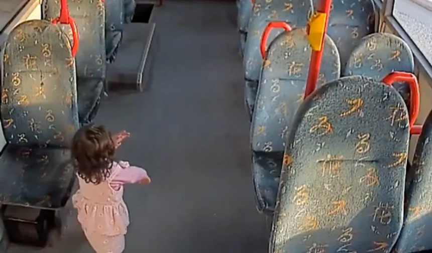 Filim gerçek oldu! Otobüste 2 yaşındaki bebek emekleyerek bindi