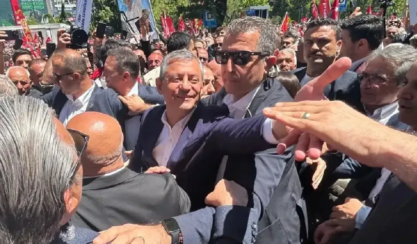 Özgür Özel Güvenpark'ta halka seslendi: Konuşma sonrası Anıtkabir'e yürüdü