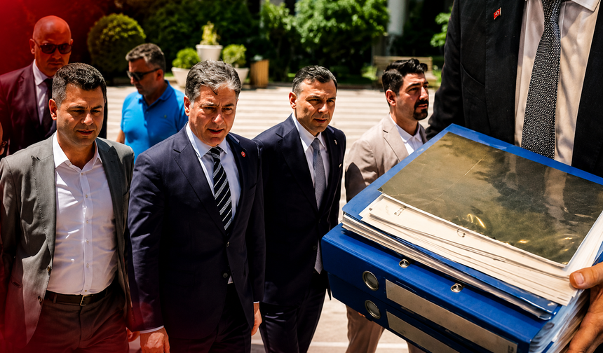 CHP Genel Merkezi'nde sıcak saatler! 1003 imzalı dosya teslim edildi