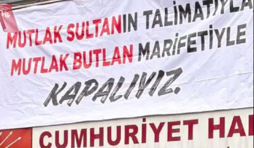 Görevden alınan başkan ilçe binasına pankart astı! ‘Mutlak Sultanın talimatıyla, mutlak butlan marifetiyle kapalıyız’
