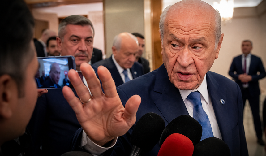 Muhabirin sorusu Devlet Bahçeli'yi kızdırdı: '18 saat dinleyeceksiniz, soru mu bu şimdi?'
