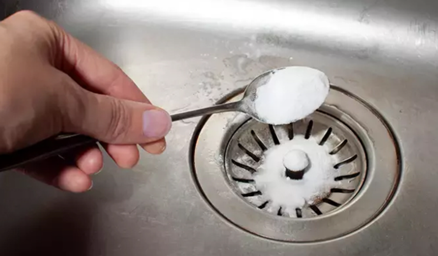 Lavabo açmak için dökülen kimyasal madde patladı