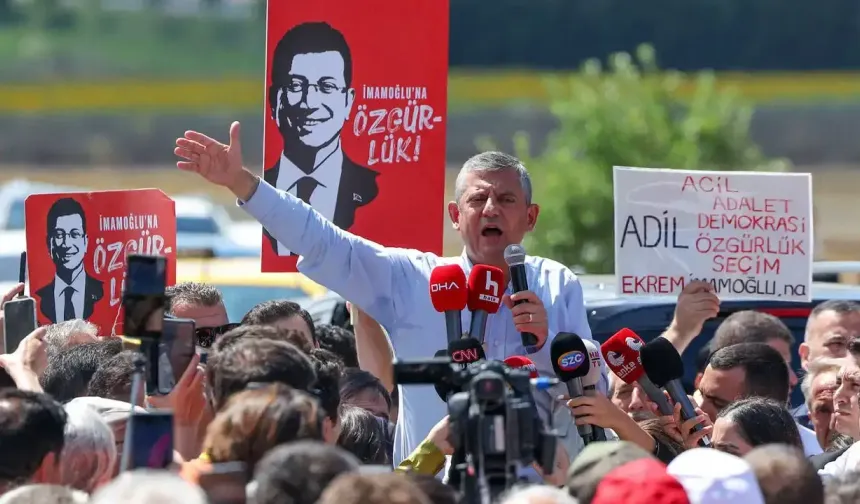 Özgür Özel'den İBB Davası hakimine sert eleştiri! 'Cirmi kadar yer yakar'