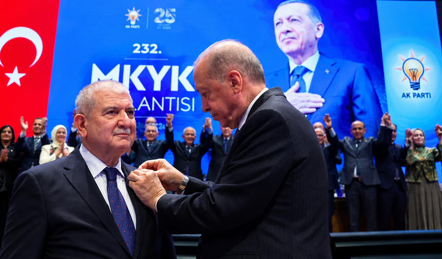 AK Parti'ye sürpriz transfer! Cemalettin Kani Torun'a parti rozetini Erdoğan taktı