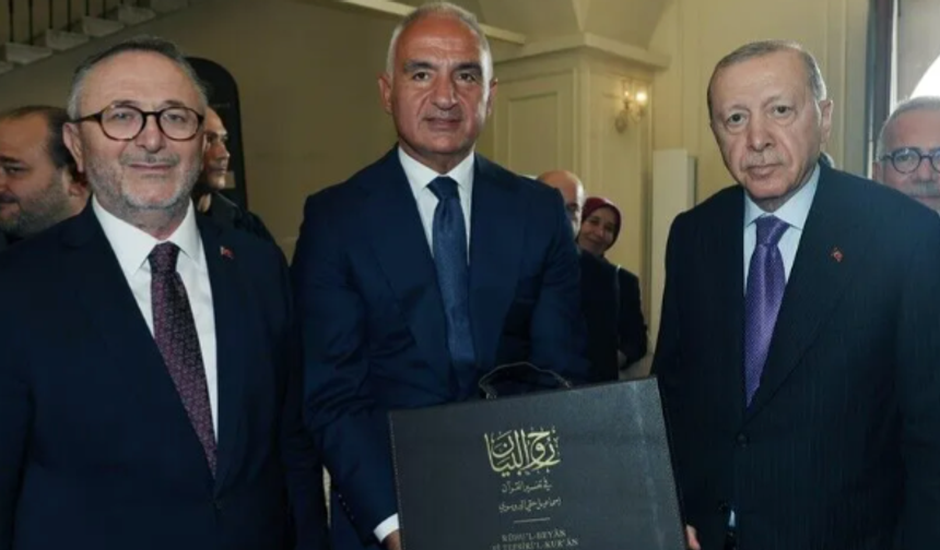 Bakan Ersoy, Cumhurbaşkanı Erdoğan’a takdim etti: Bursevi’nin Kur’an-ı Kerim tefsiri
