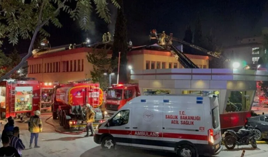 İstanbul'da hastane yangını paniği! Çatıda alevler yükseldi, tahliye başladı