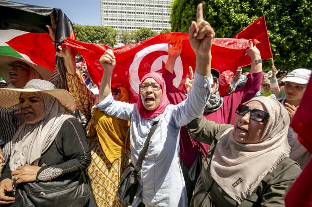 Tunus'ta halk yeni anayasa taslağını protesto etti