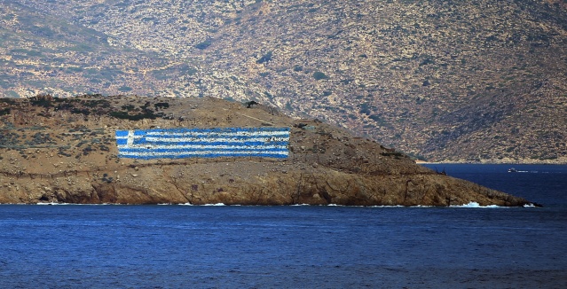 Keçi Adası'ndaki Yunan askerleri ve adaya yerleştirilen ağır silahlar