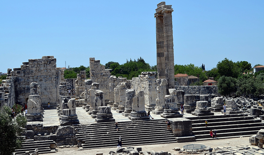 Dünyanın ilk kehanet merkezi Apollon Tapınağı