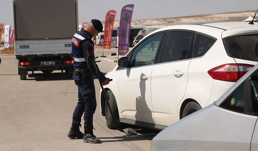 jandarma adeta kuş uçurtmadı