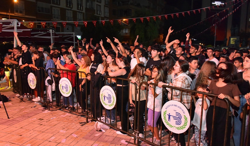 Cumhuriyet Meydanı’ndaki kutlamalar coşkuyla sürüyor