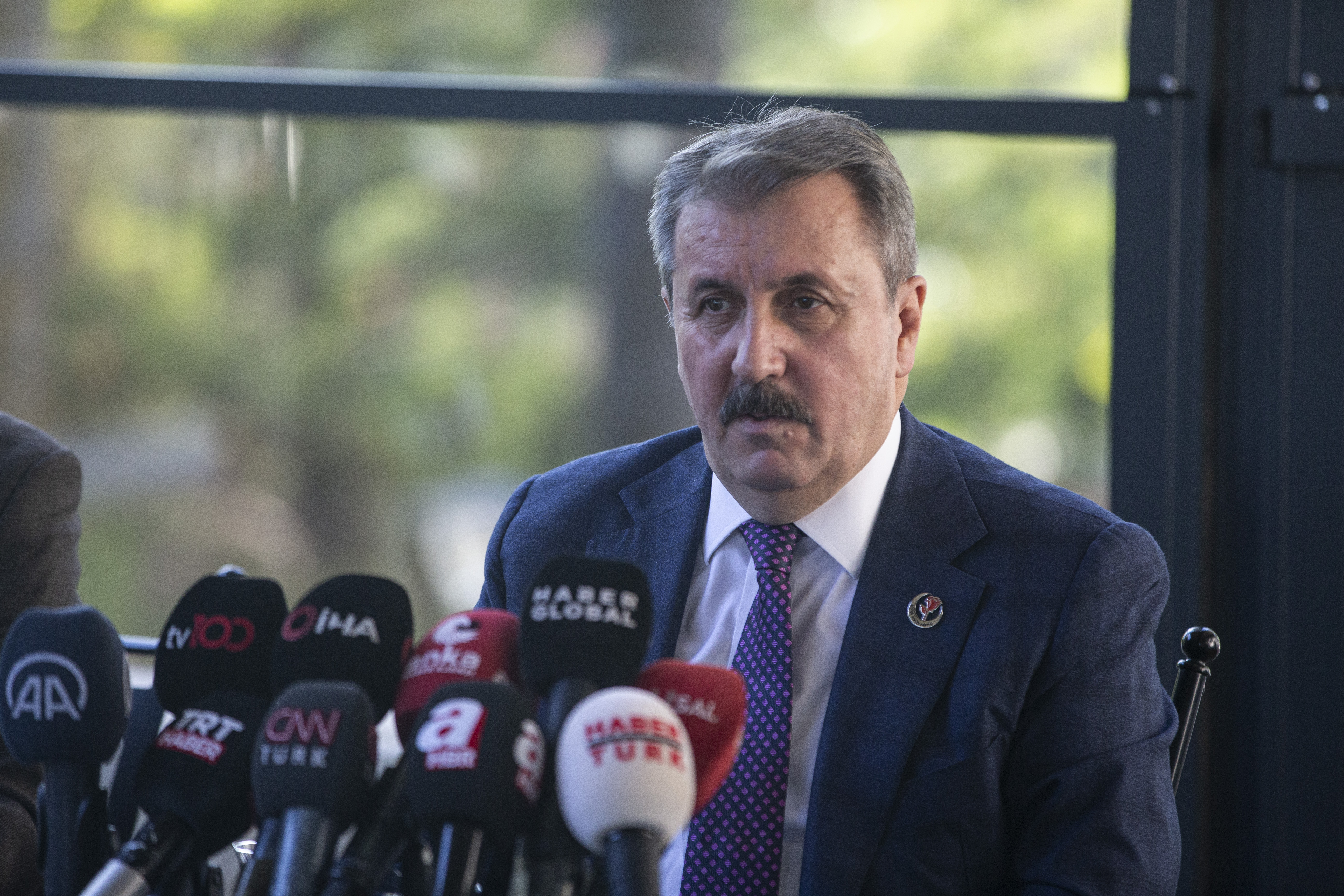 AA-20221031-29307719-29307713-BBP_GENEL_BASKANI_DESTICI_MECLISTE_GAZETECILERLE_BIR_ARAYA_GELDI