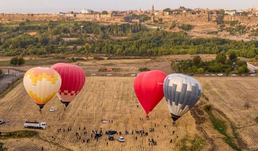 Balonlar halatlara bağlı askıda kaldı