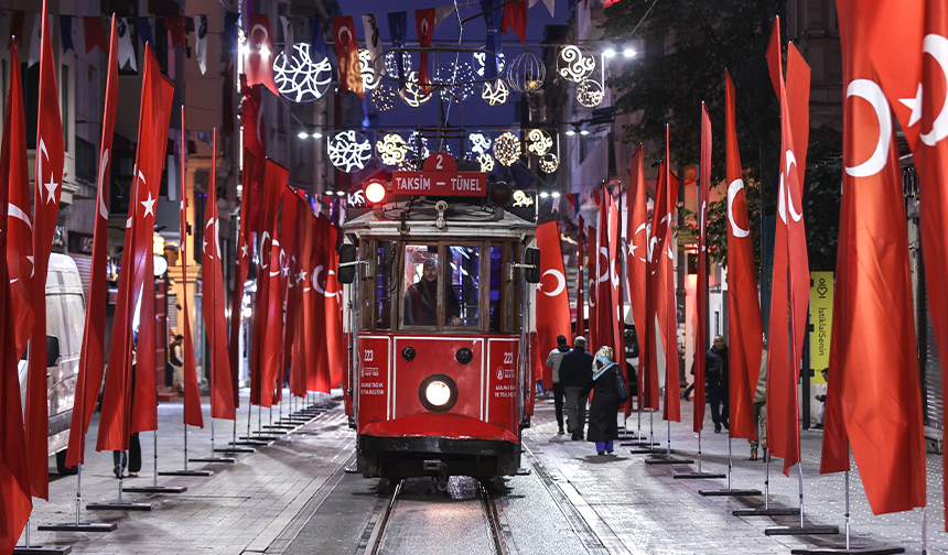 İstiklal Caddesi'ndeki ağaç ve beton saksılar kaldırıldı