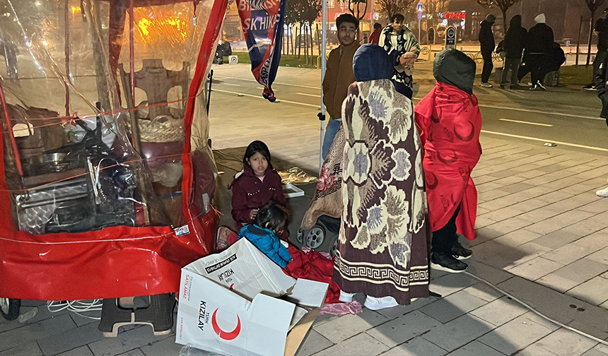 Evlerine giremeyen vatandaşlar dışarıda sabahladı