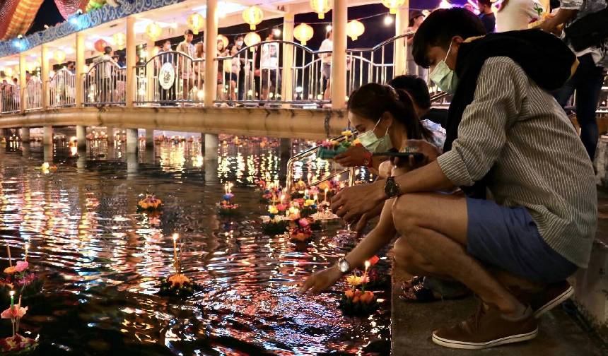 Tayland'daki Loy Krathong Festivali renkli görüntülere sahne oldu