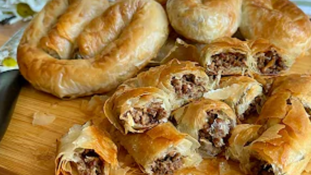 Börekçi açtıran kıymalı börek tarifi; Tadına bakan bağımlısı oluyor!