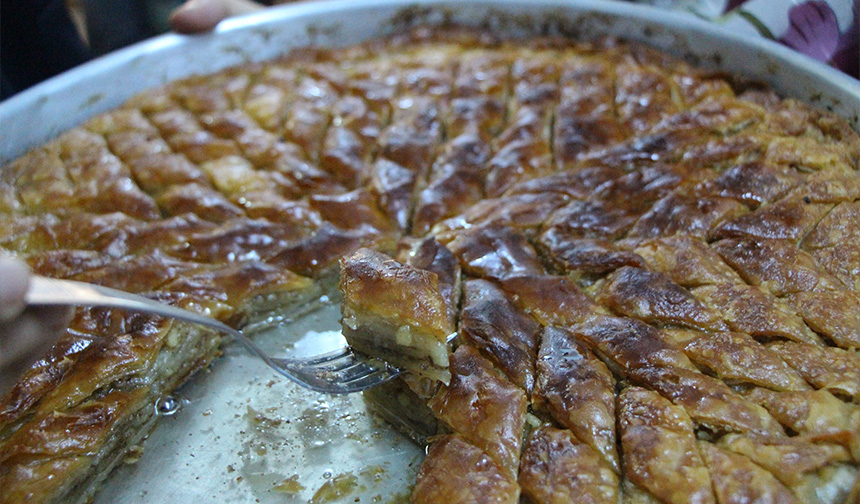 Bu baklavanın yapımında ‘kül’ kullanılıyor!