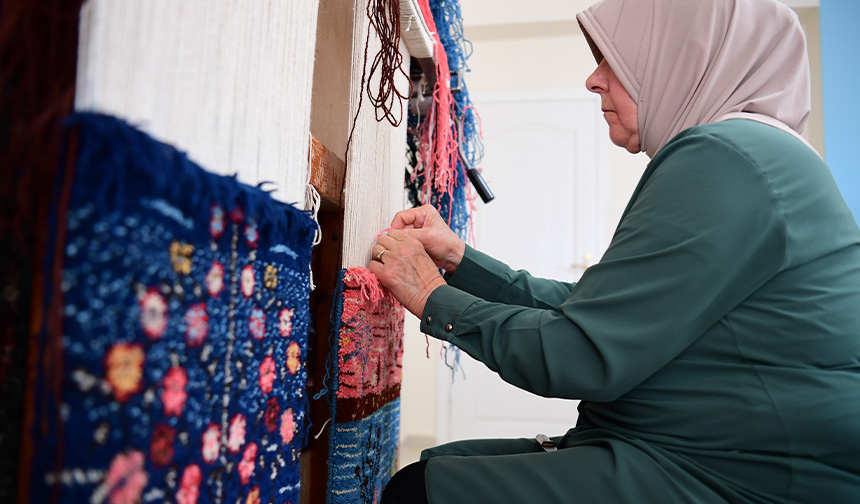 Alman kadın halı okuyarak depremi unutmaya çalışıyor