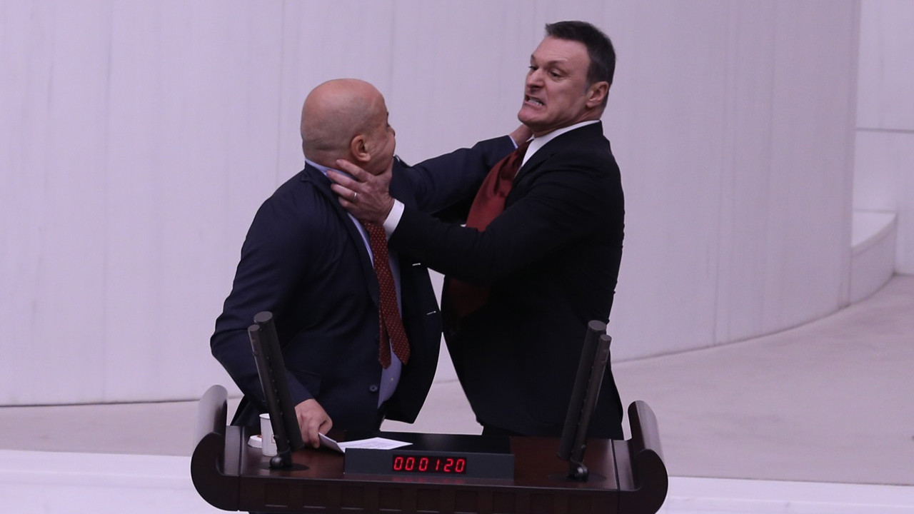 Ahmet Sik Ve Alpay Ozalana Kinama Cezasi F0Dv