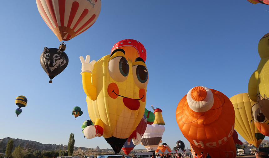 Gökyüzünde büyüleyici balon şöleni