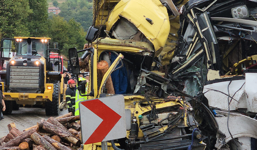 Zonguldak'da feci kaza! Tomruk yüklü kamyon ile yolcu otobüsü çarpıştı