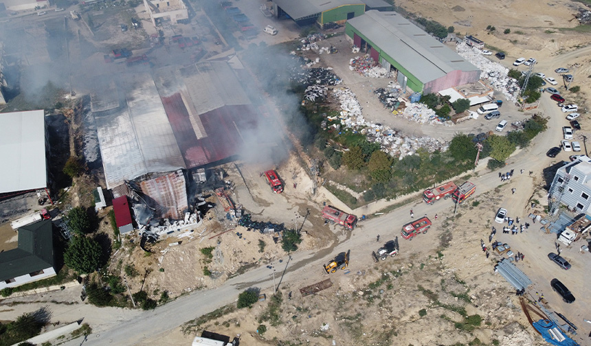 Yangın anları havadan görüntülendi: Paketleme tesisinde korkutan manzara