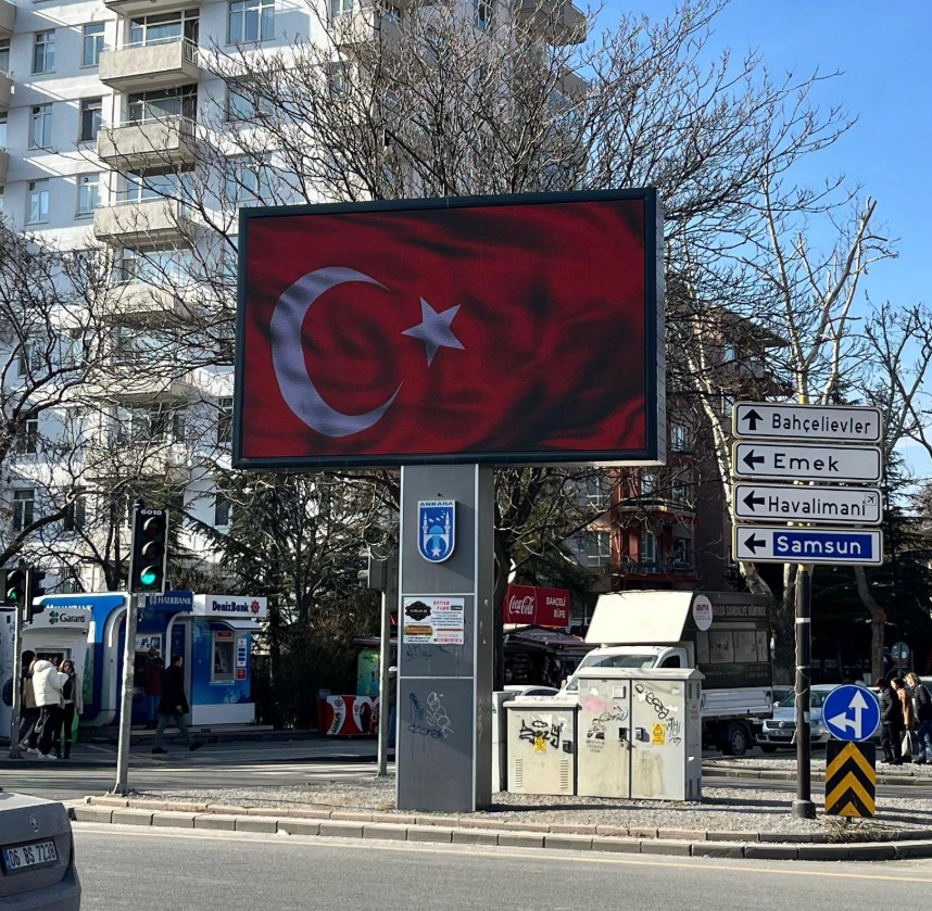 Abdullah ocalan'ın konusma yaptıgı sırada Ankara'dakı panolara turk bayragı yansıtıldı