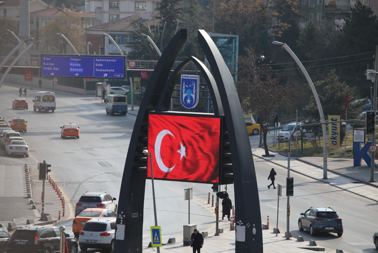 Abdullah ocalan'ın konusma yaptıgı sırada Ankara'dakı panolara turk bayragı yansıtıldı