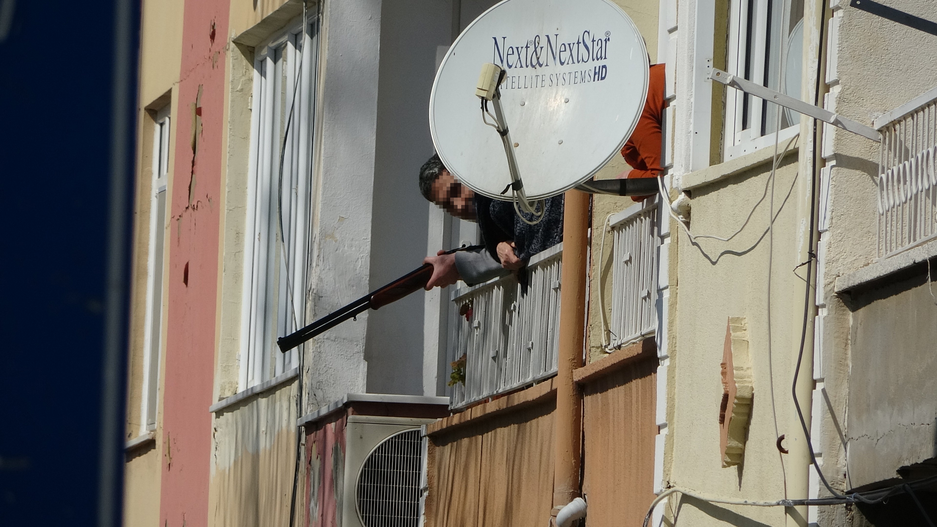 Canakkale'de bır sahıs komsunu vurduktan sonra annesını rehın aldı. Polısle catısan sahıs olduruldu