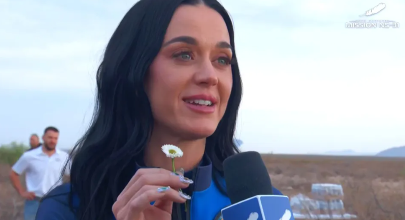 Katy Perry Uzay yolculugunun ardından dunyaya dondu