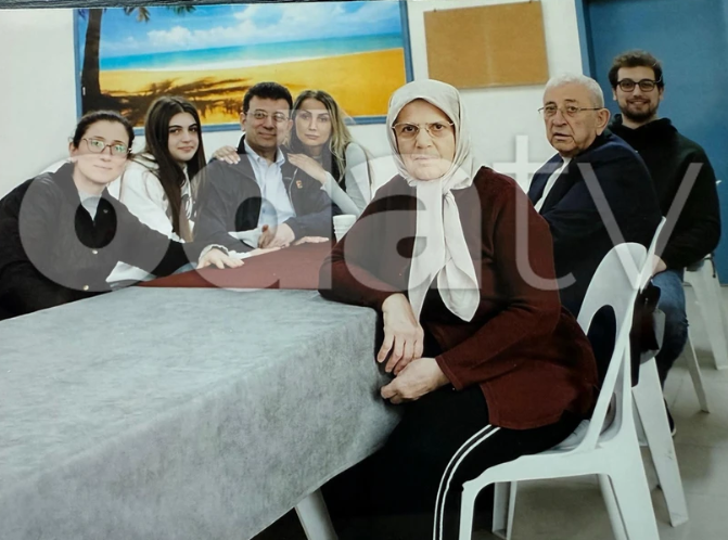 Ekrem Imamoglu'nun cezaevınde aılesıyle bırlıkte cekıldıgı fotograf ortaya cıktı