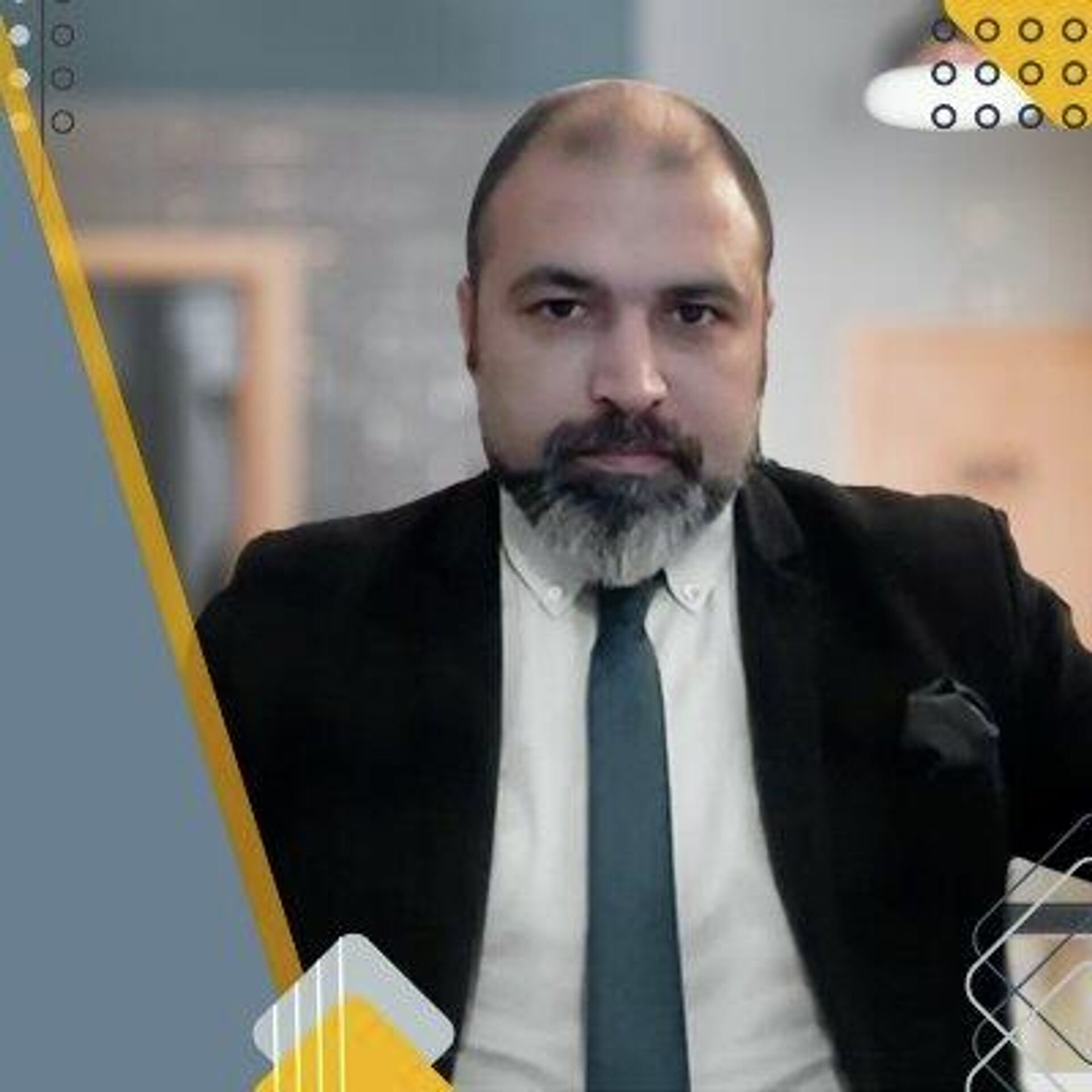 Ofiste o esnada bulunan Kocaeli Üniversitesi’nde görevli bir akademisyen hocamız “Nevşin Hanım da bize medya desteği sağlar ise bu iş olur” dediğinde rahmetli Şahin Mengü 'Nevşin mi? Aman uzak dursun, o aldığı fonlardan dolayı böyle Kemalist bir hareketi ağzına dahi alamaz' deyip acı acı gülmüştü.