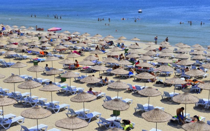 ŞİLE’DE ÜCRETLER 850 TL’Yİ BULUYOR
İstanbul’un en popüler sahil destinasyonlarından biri olan Şile’de bazı özel işletmelerin giriş ücretleri 800 TL’ye kadar çıkıyor. Ayazma, Ağlayankaya ve Kurfallı gibi halk plajları ise ücretsiz hizmet vermeye devam ediyor.