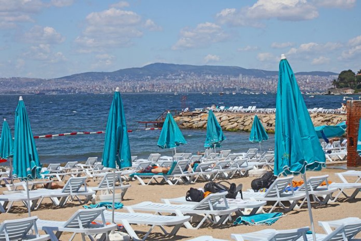 İBB PLAJINA YÜZDE 100 ZAM
Geçtiğimiz yıl 60 TL olan İstanbul Büyükşehir Belediyesi’ne ait Florya plajı, bu yıl 120 TL olarak fiyatlandırıldı. Şehrin merkezine yakınlığı nedeniyle yoğun ilgi gören bu plaj, yine de özel işletmelere kıyasla en ekonomik alternatif olarak öne çıkıyor.