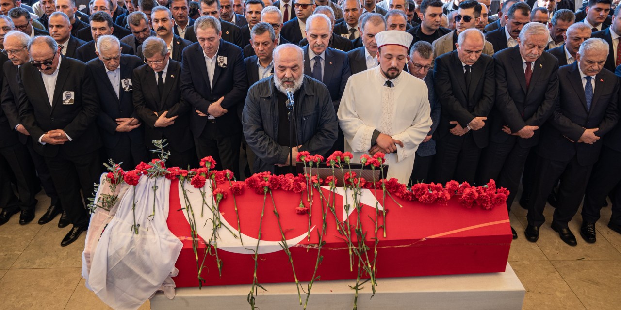 Sirri Sureyya Onderin Yonetmenlige Nasil Basladigini Ihsan Eliacik Anlatti